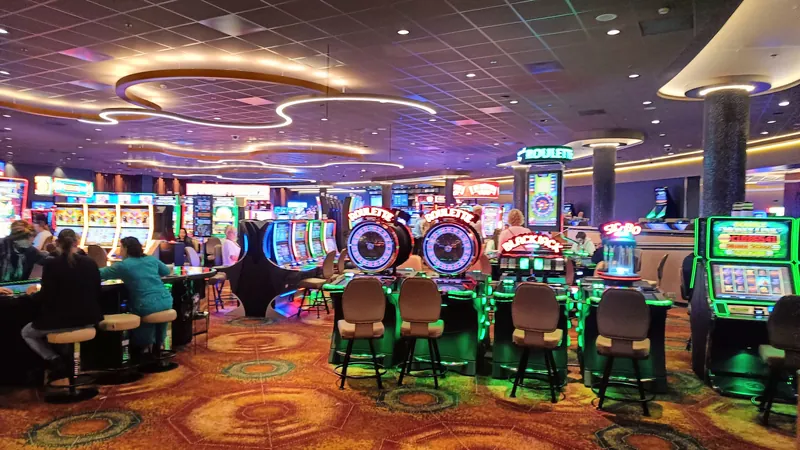 Speelzaal van Holland Casino Valkenburg met kleurrijke automaten