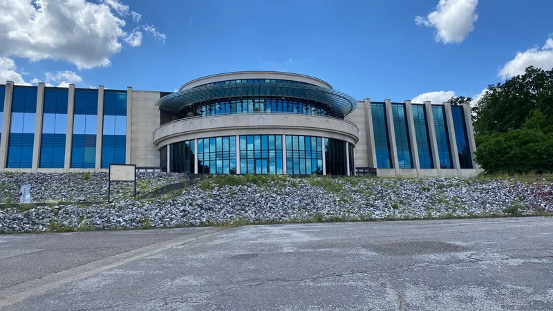 Gevel van Holland Casino Valkenburg onder blauwe lucht