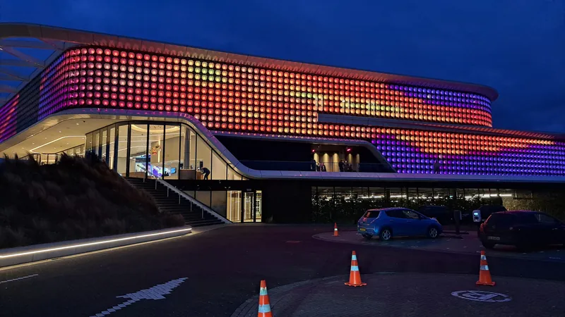 Kleurrijke buitengevel van Holland Casino Venlo bij avond