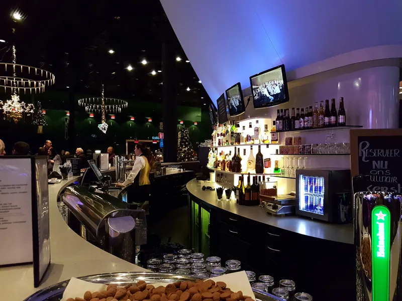 Bar met verlichte toonbank in Holland Casino Venlo
