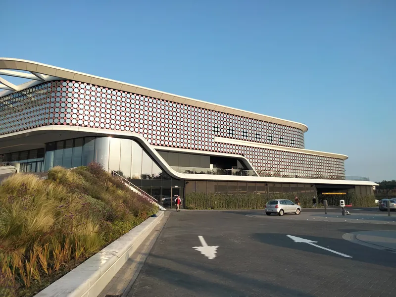 Gevel van Holland Casino Venlo bij avond