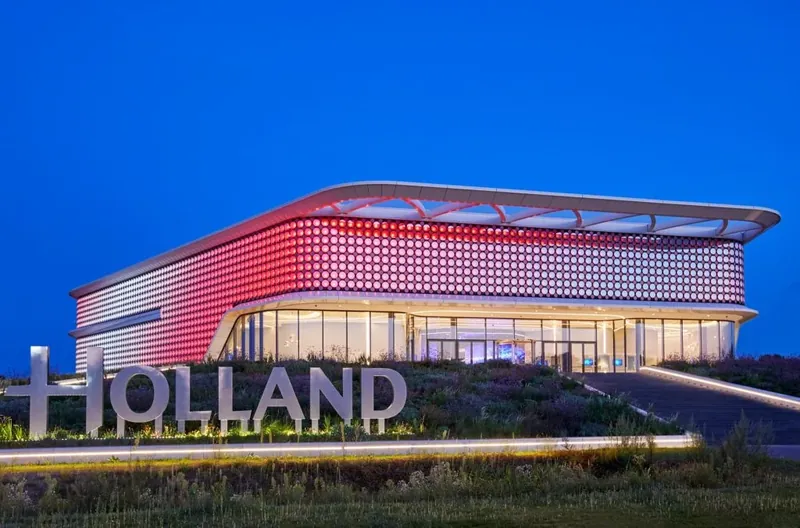 Gevel van Holland Casino Venlo bij avond