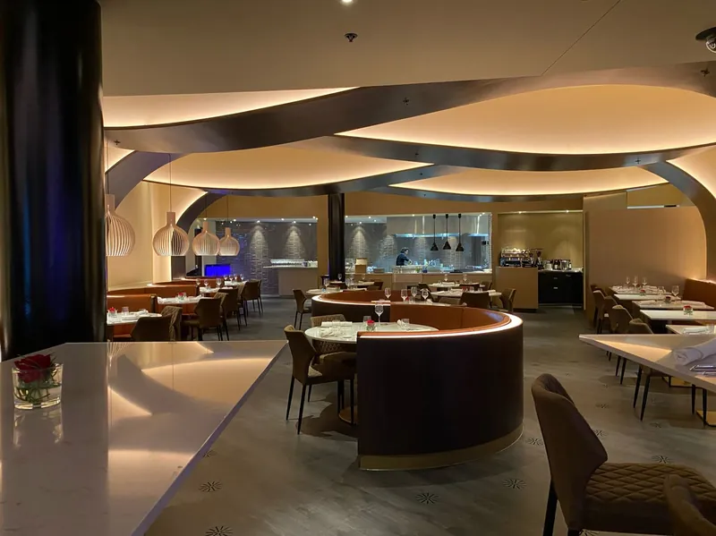 Restaurant met ronde banken in Holland Casino Venlo