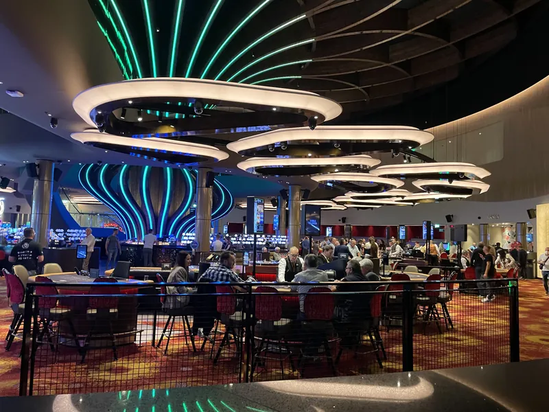 Tafelspelen onder ronde verlichting in Holland Casino Venlo