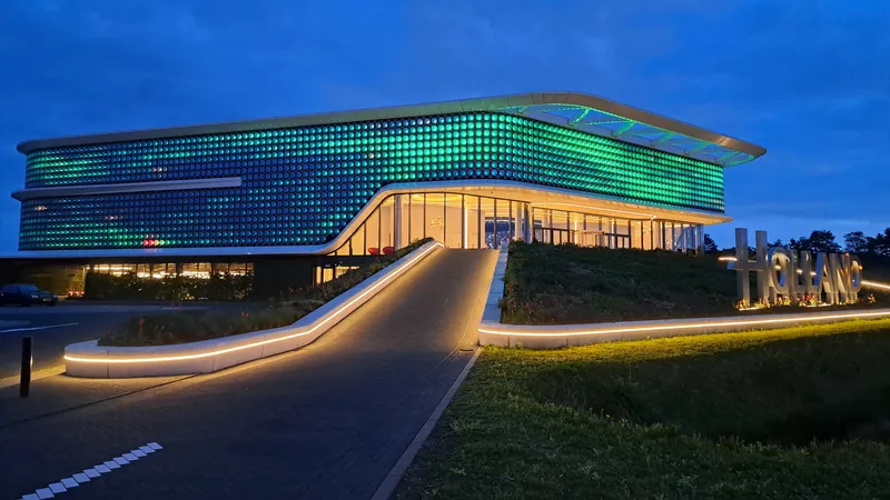 Verlichte gevel van Holland Casino Venlo bij avond
